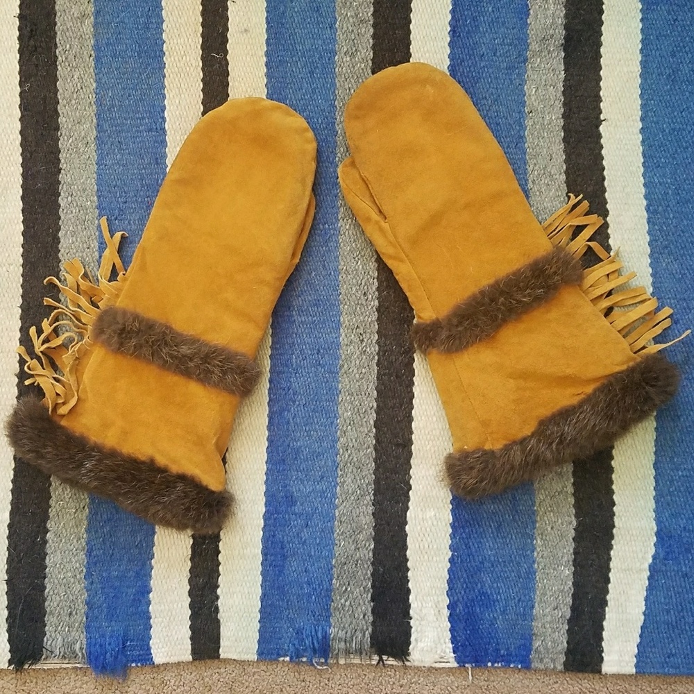 One of a kind Sioux Fringed Buckskin & Fur Mittens